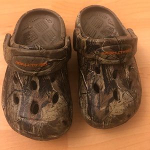 Real tree toddler boys “crocs”